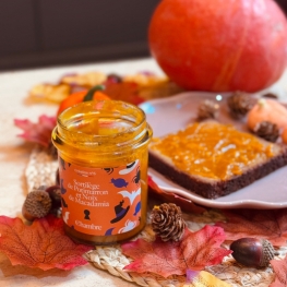 La confiture d'halloween artisanale au potimarron en pot de 100g avec une tartine gourmande