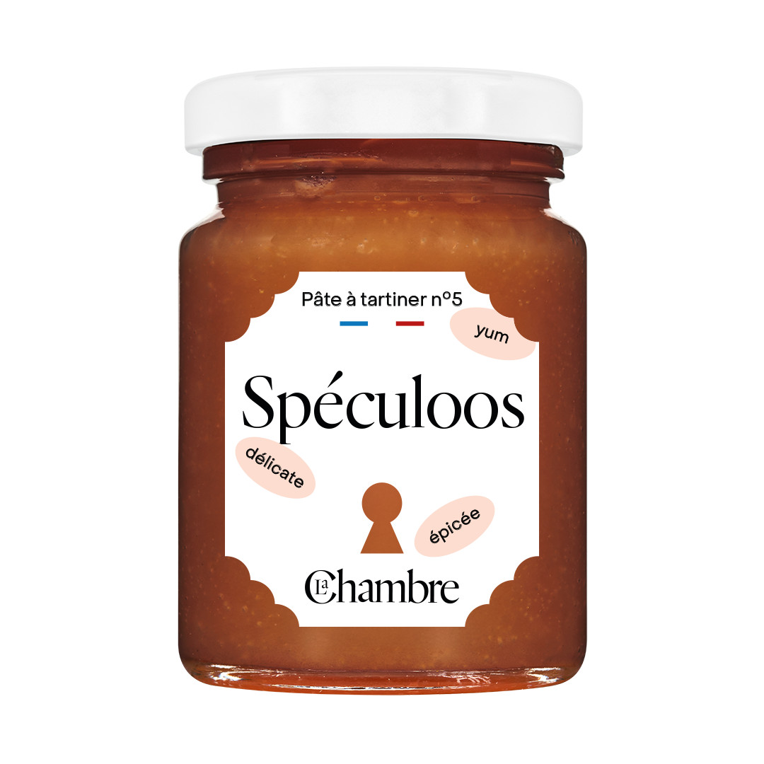 Un pot de 100g de pâte à tartiner spéculoos de la marque la chambre avec des stickers yum, délicate et épicée qui la décrivent