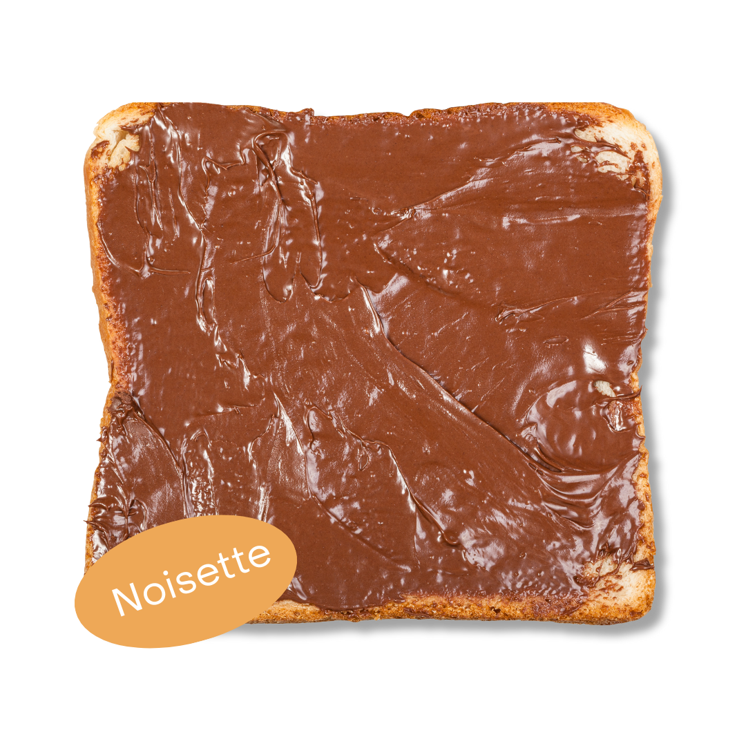 Une tartine généreusement garnie de pâte à tartiner à la noisette de la marque la chambre à côté du pot